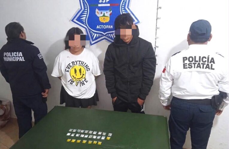 Detienen a una mujer y un menor con 27 envoltorios de presunta droga en Actopan